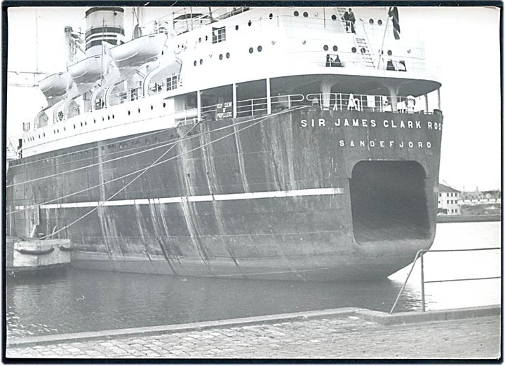 Sir James Clark Ross, FLK (flydende hvalkogeri), rederiet A/S Rosshavet, Sandefjord. To fotografier ca. 12x17 cm.