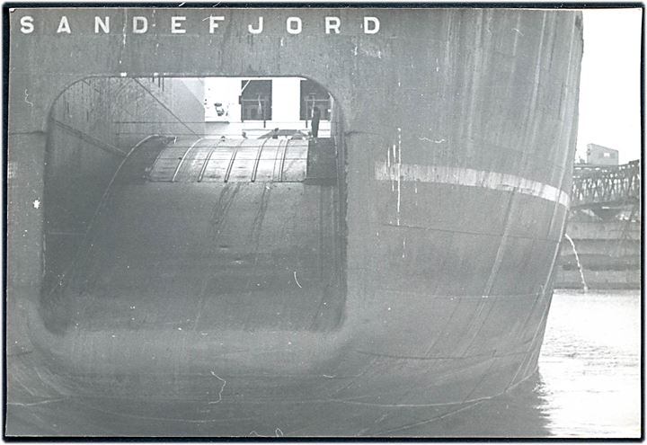Sir James Clark Ross, FLK (flydende hvalkogeri), rederiet A/S Rosshavet, Sandefjord. To fotografier ca. 12x17 cm.