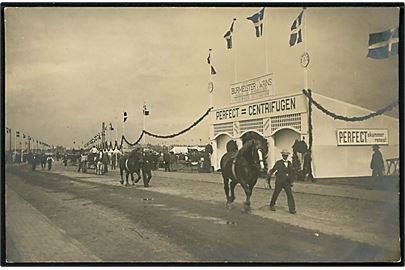 Odense, Fyns Stifts Patriotiske Selskabs Jubilæums- og Fællesskue i juli 1910. Burmeister & Wain's stand med præsentation af Perfect-Centrifugen. Fotokort u/no.