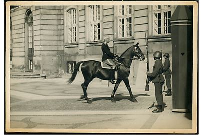 Købh., Amalienborg med Chr. X til hest og garder i feltuniform og med stålhjelme. Fotografi 11½x17 cm.