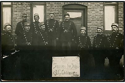 Viborg, soldater fra 38. bataillon med skilt Smeden fra Staby J. C. Christensen's Stiller. Fotokort u/no.