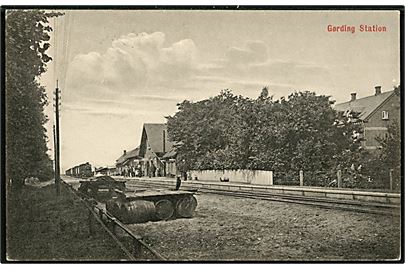 Gørding jernbanestation med holdende damplokomotiv. L. Larsen no. 26198.