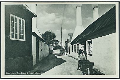 Gadeparti med Silderøgeri i Gudhjem, Bornholm. Colbergs Boghandel no. 7090. 