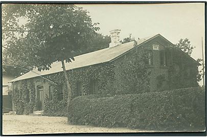 Hus bygget i 1890. Skrevet i Dons. Fotokort u/no. 