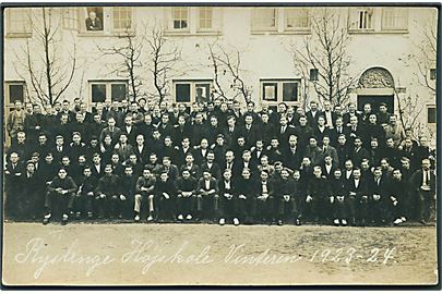 Eleverne foran Ryslinge Højskole, Vinteren 1923 - 24. Fotokort. Leonar 1395. 