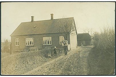 Ejendom i Gremmeløkke ved Ejby. Fotokort no. 9377. 