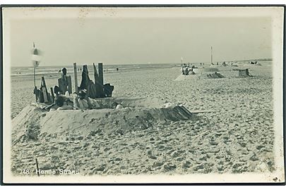 Henne Strand med badeliv. Pors no. 748. Fotokort. 