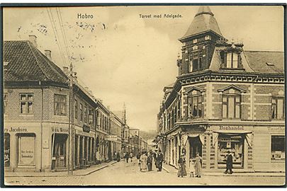 Hobro. Torvet med Adelgade hvor Hotel Jylland er. Einar Kull u/no. (Hjørne knæk). 