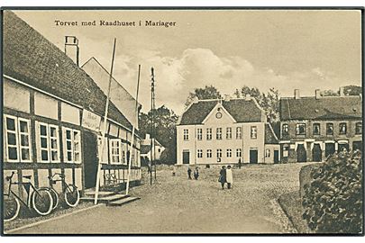 Mariager torv med Raadhuset og Hotel Postgaarden. Paul Nielsens Forlag no. 280694. 