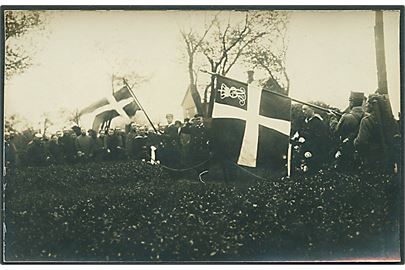 Soldater og mariner ved højtidelighed på Dybbøl Banke 1920. Fotokort u/no.