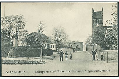 Slangerup. Gadeparti med Kirken og Thomas Kingo monumentet. Stenders no. 5720. 