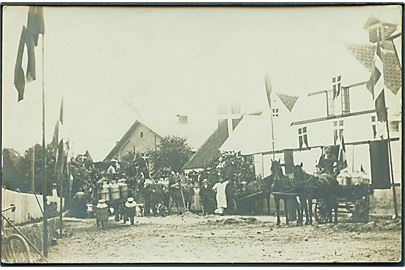 Flagsmykket mejeri. Ukendt sted. Fotokort u/no.