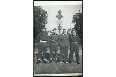 Fredericia, soldater ved Olaf Rye's monument. Fotokort u/no.