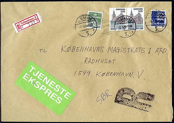 10 øre Bølgelinie, 3 kr. Odense 1000 år (par) og 20 øre Rigsvåben på anbefalet brev med grøn etiket Tjenesteekspres sendt lokalt i København d. 2.5.1988.