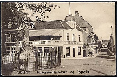 Holbæk. Banegaardspladsen & Nygade. Hotel Nicolaisen. Stenders no. 23769. Frankeret med 5 øre Chr. X annulleret bureau Kjøbenhavn - Kallundborg T.166 d. 29.7.1915 til Kjøbenhavn.