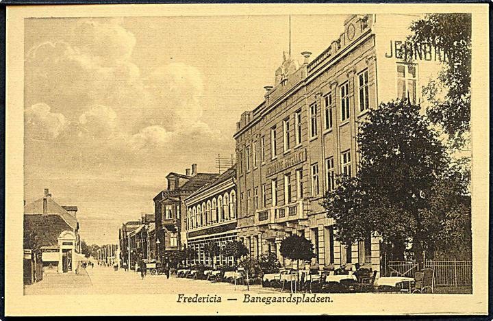 Fredericia. Banegaardspladsen med Jernbane Hotellet. J. A. F. Dansk Arbejde no. 604. 