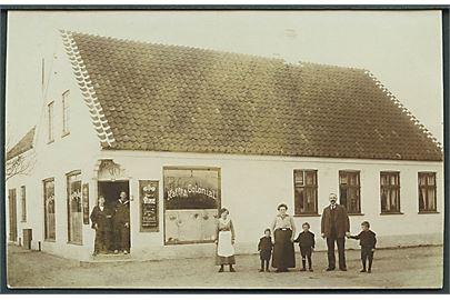 Erhverv. Købmandshandel i Vensyssel med hvide tagkanter. Ukendt sted. Fotokort u/no.