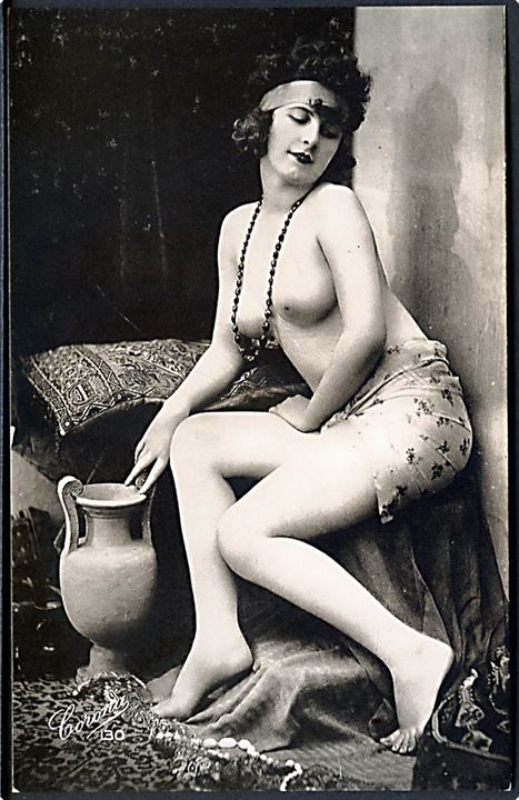 Erotisk postkort. Topløs kvinde sidder på tæpper/puder. Nytryk Stampa PR no. 280. 