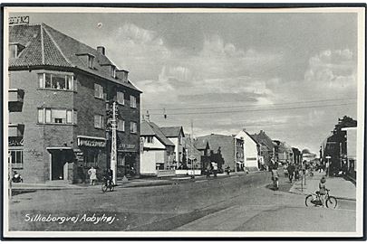 Aabyhøj, Silkeborgvej med bla. Bager & Benzinstander Esso. Stenders no. 87016. 