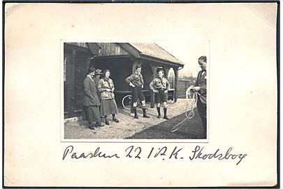 1. Danske Akela Kursus påsken 1922. Spejder førerkursus i Skodsborg. Fotografi monteret på papstykke.