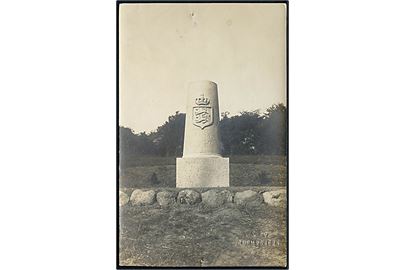 Frøbjerg Bavnehøj med Genforeningsstenen . (Nålehul). Fotograf L. C. Boe, Glamsbjerg. U/no. 