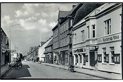 Kjellerup. Søndergade med bla. Kjellerup Avis, Frisør, Købmand. Stenders, Kjellerup no. 41 713 /53.  