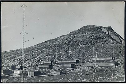 Amerikansk LORAN station på Grønland - antagelig fra Cape Atholl ved Thule. Fotokort u/no. Noget skadet.