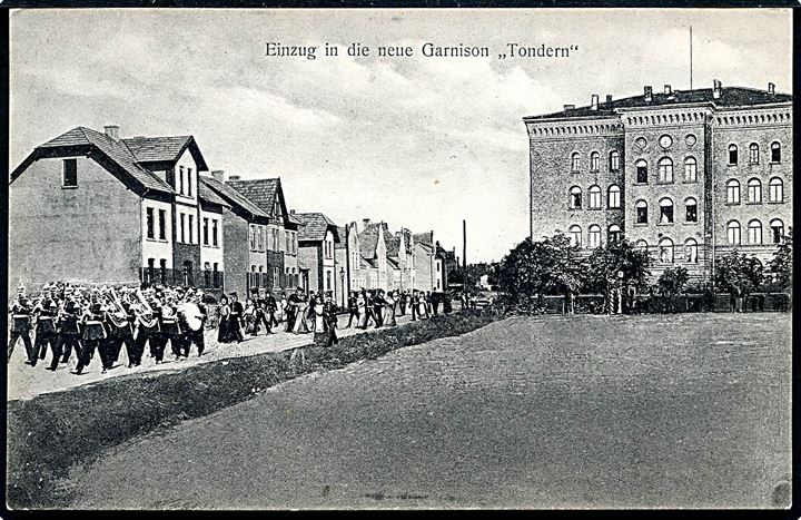 Tønder, indgang til den nye kaserne med orkester. M. Glückstadt & Münden no. 40723.