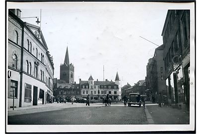 Slagelse, Schweizerplads med kirken i baggrunden. Fotografi ca. 12x17 cm. Forlæg til fremstilling af postkort fra Rudolf Olsens Kunstforlag.