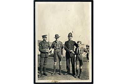 Spejder hilser på engelsk politibetjent - antagelig fra 1. verdens jamboree i London 1920. Foto 6x8 cm.