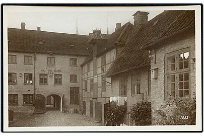 Aabenraa. Gammel Gaard i Orgelfabrikken. Fotokort no. 1053. 