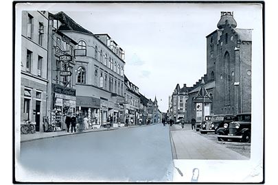  Randers, Kirkegade. Fotografi ca. 13x18 cm. Forlæg til fremstilling af postkort fra Rudolf Olsens Kunstforlag. 