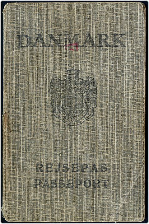 Rejsepas for redaktør med foto udstedt i København 1945. Flere viseringer - bl.a. til Sverige hvis der ikke tages  del i politisk propaganda, stempelmærker fra Schweiz og Military Permit Office i København. Fængselsvæsenets Trykkeri, Nyborg.