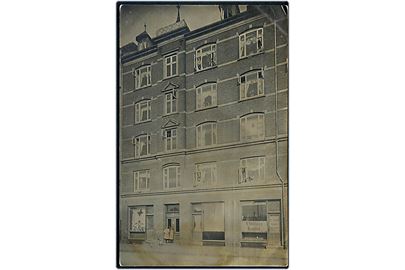 København, Nordbanegade 4, V. Mogensens Forgylder forretning. Fotokort u/no.