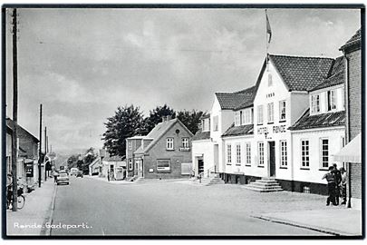 Rønde. Gadeparti med Hotellet. Stenders no. 98222.