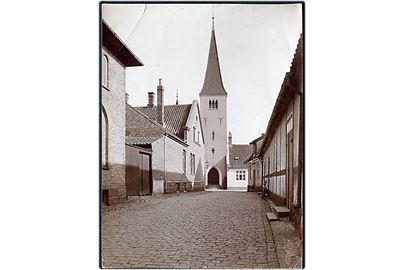 Rønne, Theaterstræde. Fotograf Karl Kofoed forlæg til postkort udgivet af Svend Kollings Boghandel. Eneret no. 59. 12x18 cm.