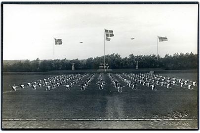 Ollerup Gymnastik på plænen. Fotograf Carl Pedersen Slej u/no. 