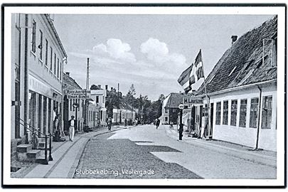 Stubbekøbing, Vestergade med butikker, Cykel og Auto handler Einar Bonke, H. Lauritzen's forretning med Benzinstander! Stenders no. 66002.