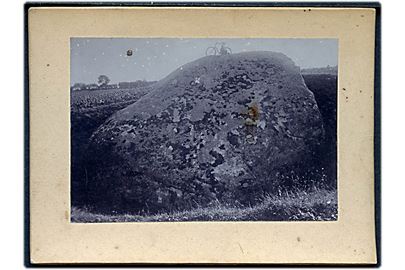 Damestenen ved Hesselager på Fyn. Fotografi monteret på karton.