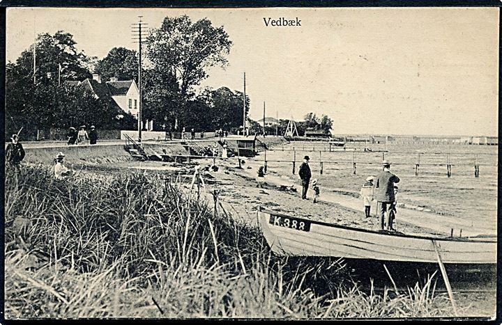 Vedbæk, strandparti med jolle K.388. Budtz Möller No. 613.