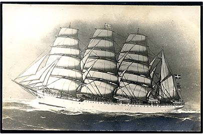“Viking”, 4-mastet bark, handelsflådens skoleskib for befalingsmænd. Fotokort efter maleri. U/no.