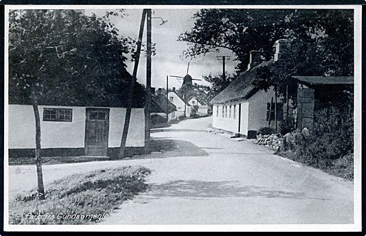 Gundsømagle, gadeparti med mølle i baggrunden. E. Flensborg no. 81021.