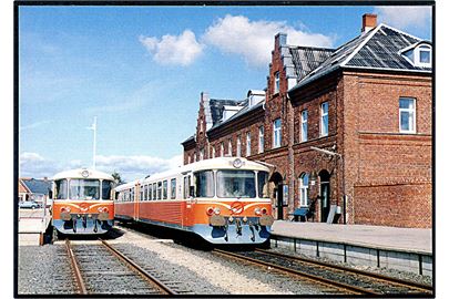 Lenvig station med tog. VLTJ no. 304.