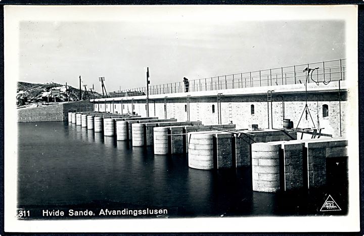 Hvide Sande. Afvandingsslusen. Fotokort Pors no. 311.