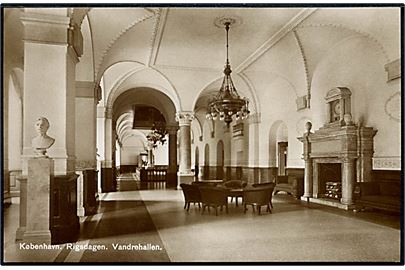 Købh., Vandrehallen i Rigsdagen. A. Vincent no. 208.