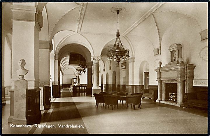 Købh., Vandrehallen i Rigsdagen. A. Vincent no. 208.