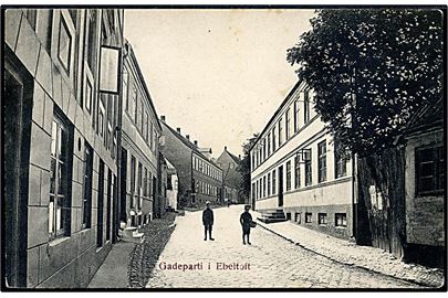 Ebeltoft. Gadeparti. H.A. Ebbesen no. 985.