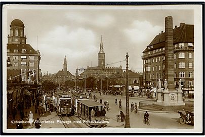 Købh., Vesterbro´s passage med Frihedstøtten m/Sporvogne Linie 19, vogn 172 og Linie 15 med påhængsvogn no. 1113. J. Chr. Olsen no. 505.