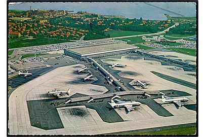 Københavns Lufthavn i Kastrup, partier med bl.a. SAS flyvemaskiner. Stenders no. 49101/130.