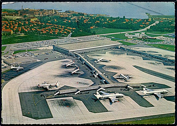 Københavns Lufthavn i Kastrup, partier med bl.a. SAS flyvemaskiner. Stenders no. 49101/130.